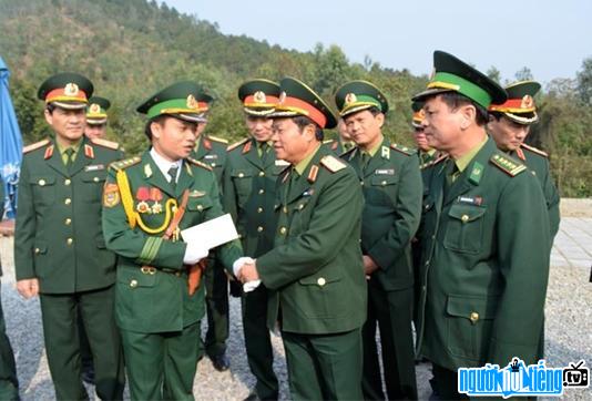 Thượng tướng Đỗ Bá Tỵ thăm hỏi và tặng quà lực lượng bảo vệ mộ Đại tướng Võ Nguyên Giáp.