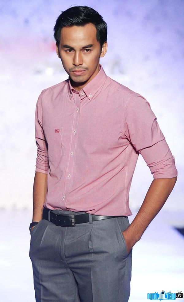  Duy Nhan works as a model in an event to sue