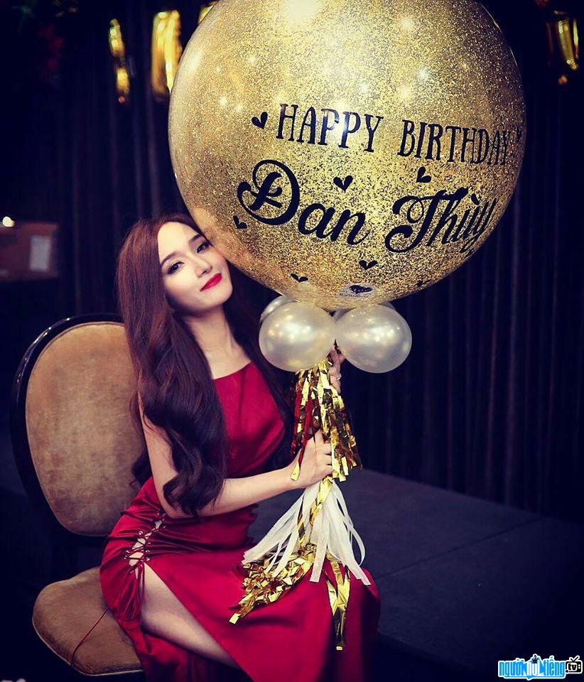  Female singer Dan Thuy's image on her birthday