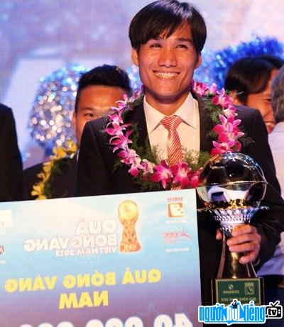 Huỳnh Quốc Anh trong buổi nhận danh hiệu Quả bóng Vàng Việt Nam 2012.