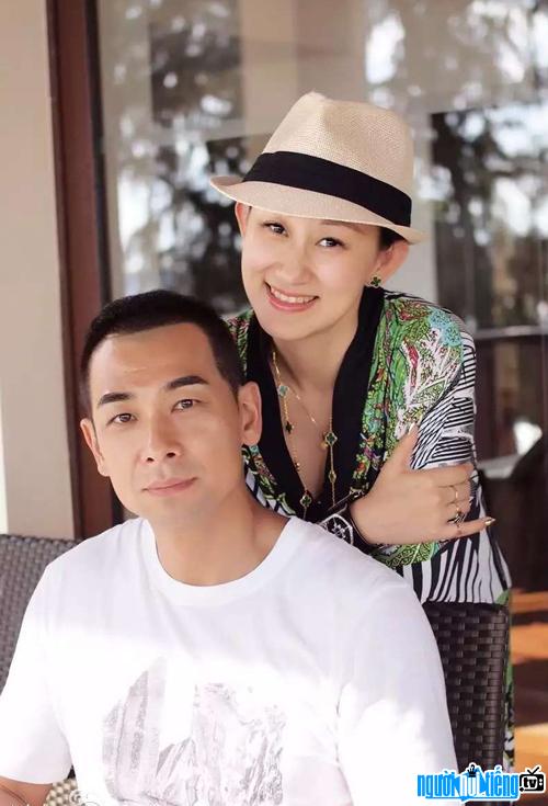 Nam diễn viên Triệu Văn Trác hạnh phúc bên người vợ Trương Đan Lộ