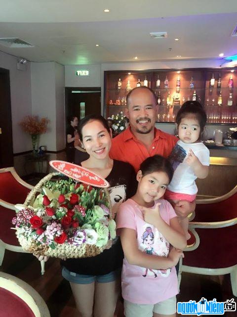 Hoàng Lê Vi hạnh phúc bên gia đình của mình