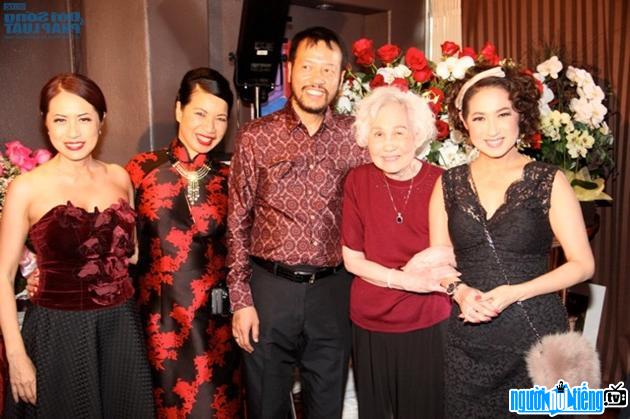  The image of female singer Thai Thanh with her children and grandchildren on her 80th birthday