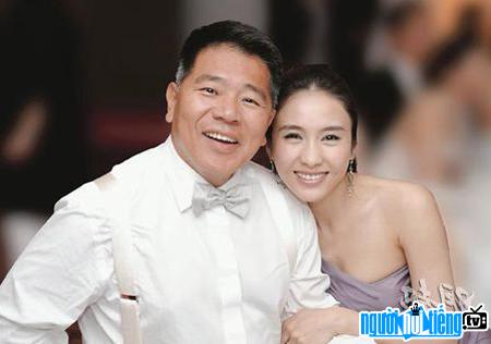 Diễn viên Lê Tư hạnh phúc bên người chồng của mình