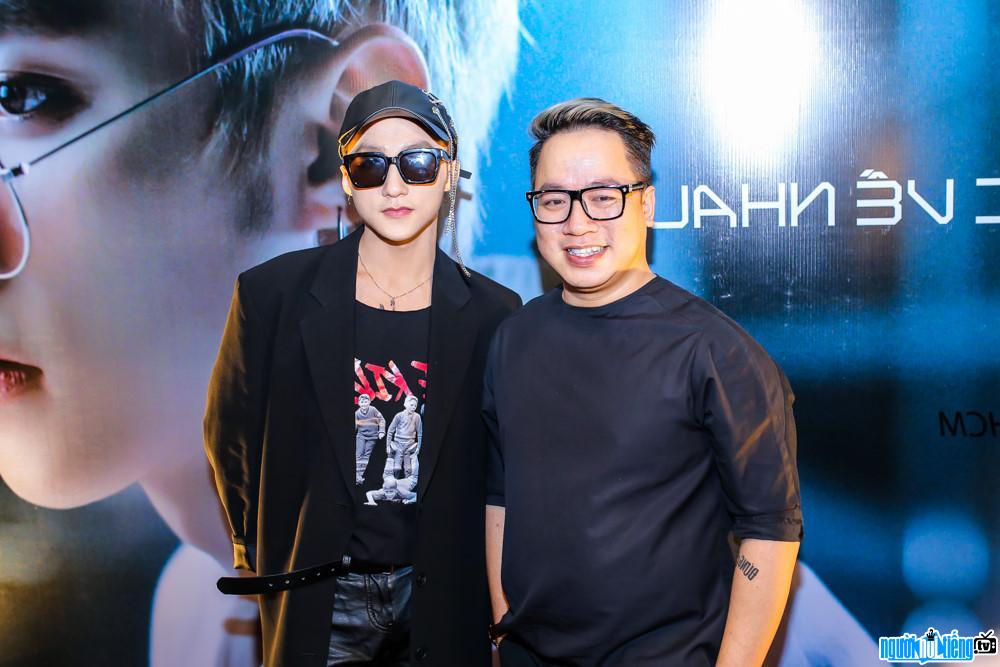 MC Tung Leo beside him I'm close to singer Son Tung MTP in a recent event