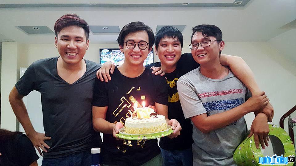 Quang Bảo bên những người bạn của mình trong lần sinh nhật thứ 27 của mình