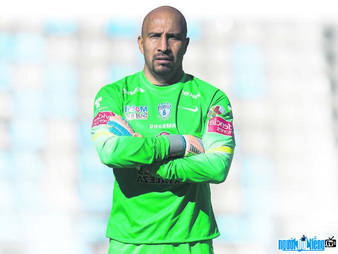 One picture Another portrait of goalkeeper Óscar Pérez Rojas