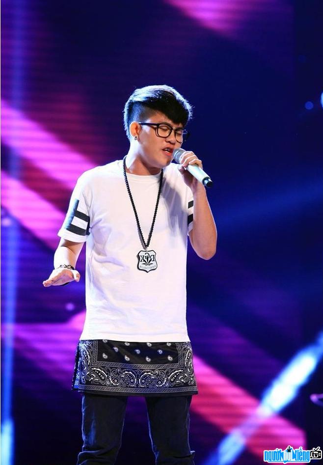 Hình ảnh biểu diễn trên sân khấu của ca sĩ Fame Chí Thành