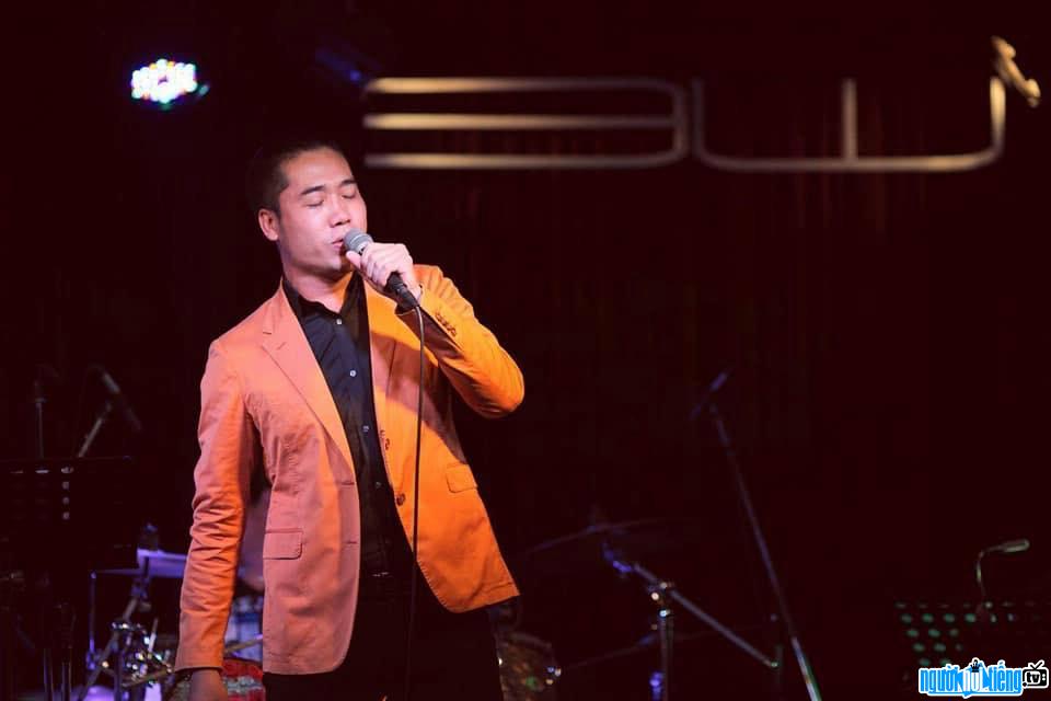  Performance image on stage by Tuan Hiep in a recent program