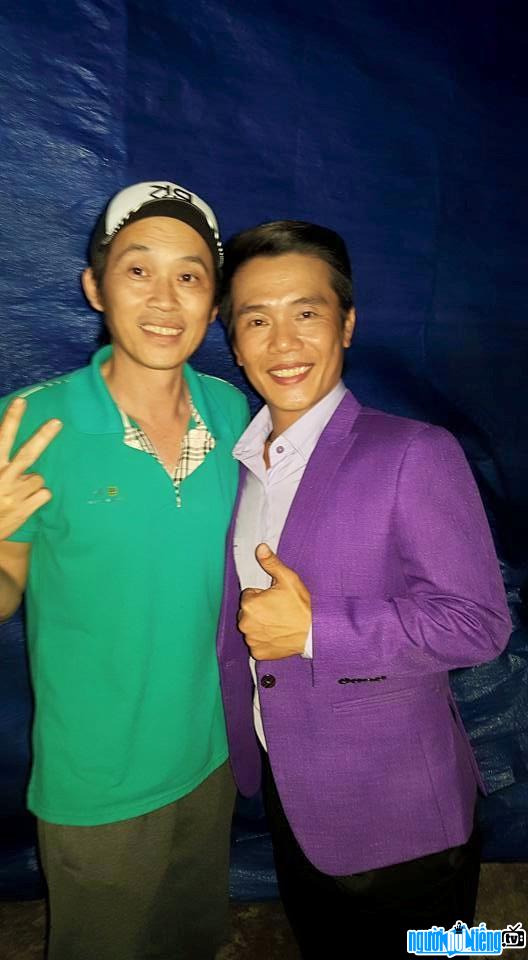 Ca sĩ Lê Minh Trung bên nghệ sĩ hài Hoài Linh