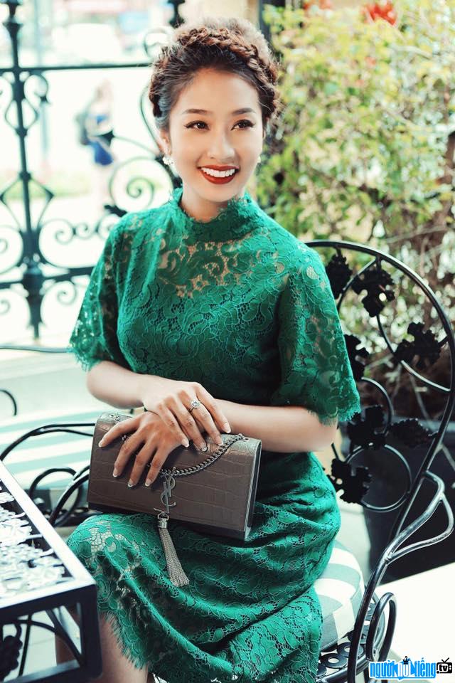  The gentle beauty of singer Thu Hang