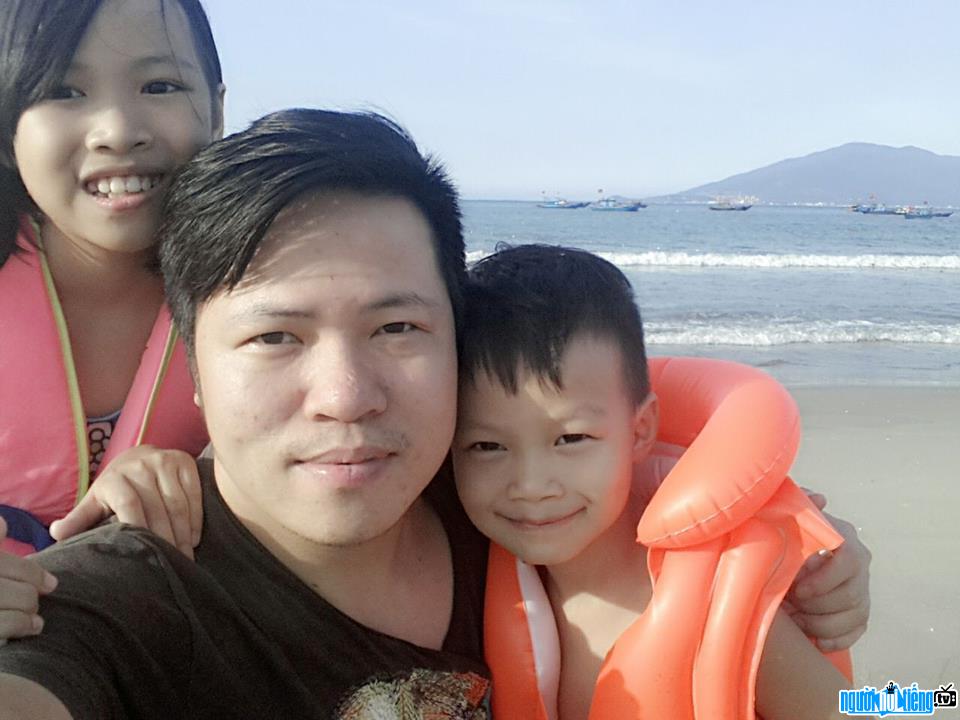  Music Doctor Luong Duy Thang with his two children