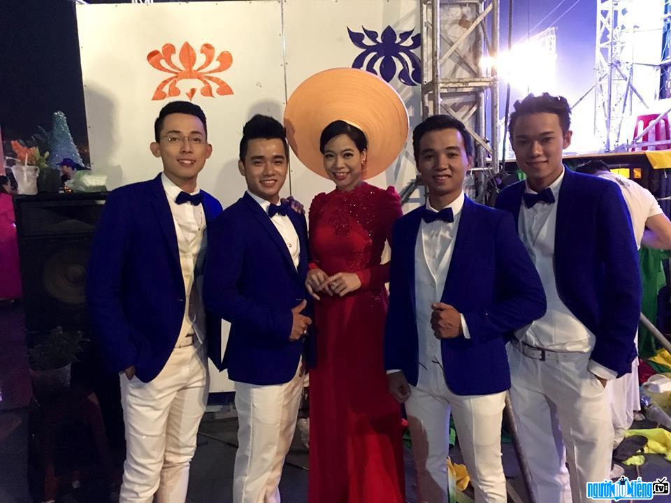  Phuong Thuy with 135BAND group in a program 
