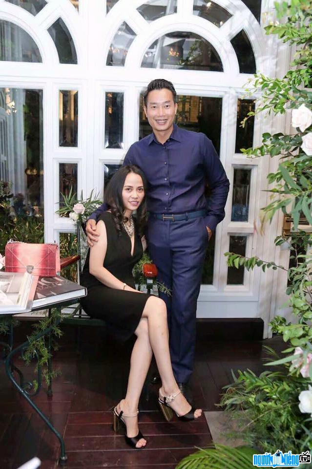  MC- Editor Hoa Thanh Tung is happy with his wife