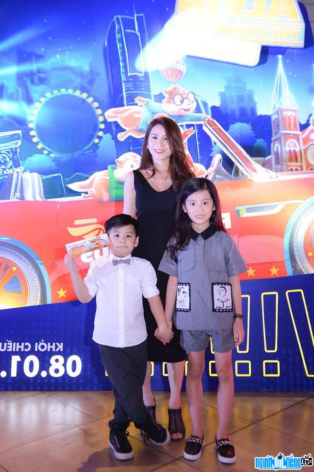Ngoc Anh with two your child in an event