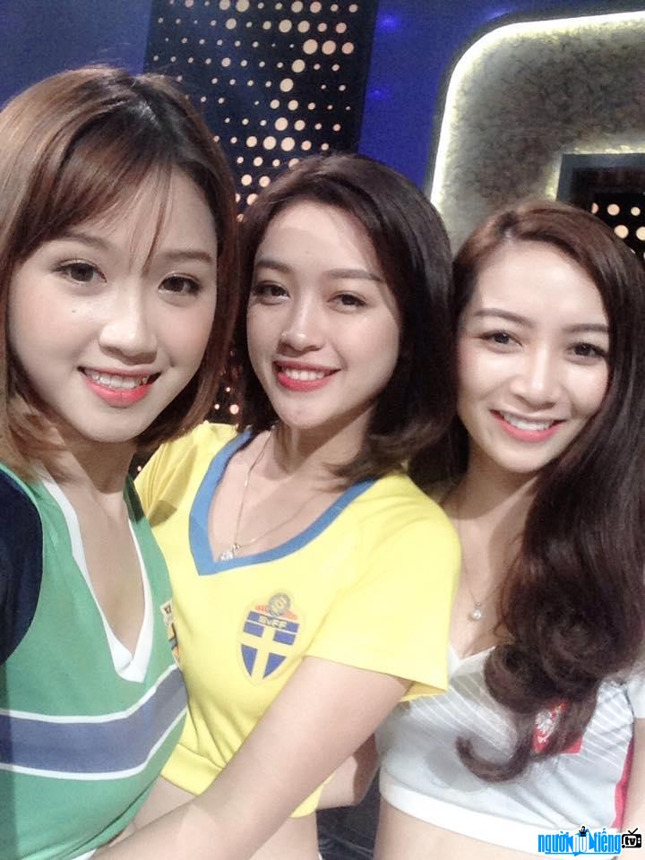  Lin Le is happy with her friends