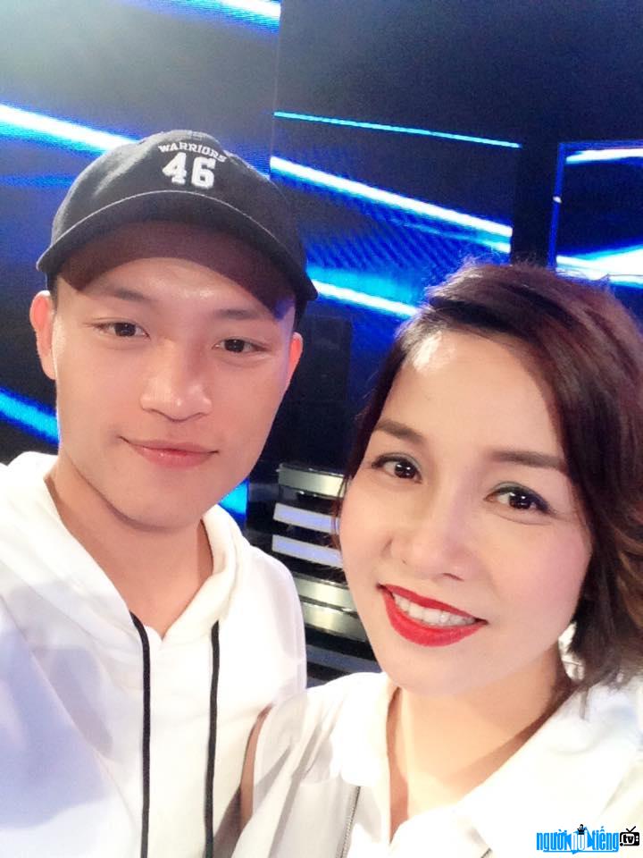  Singer Viet Thang Idol with female diva My Linh