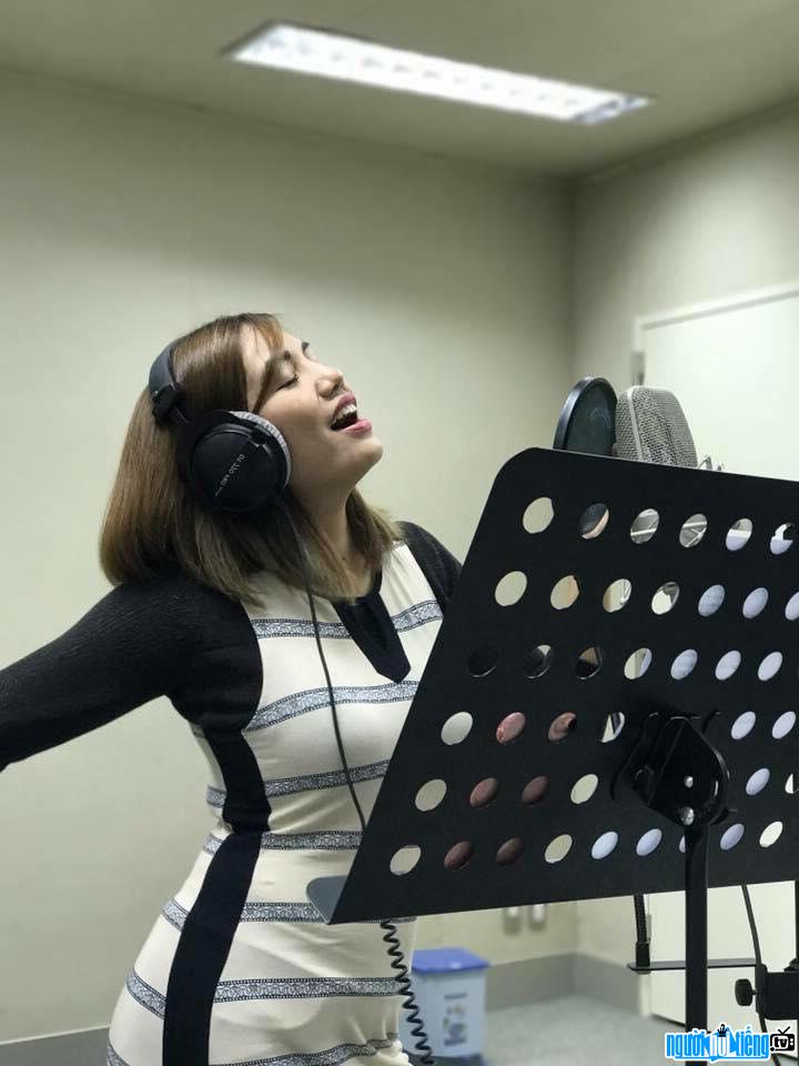 Janice Phương say mê hát trong phòng thu thanh
