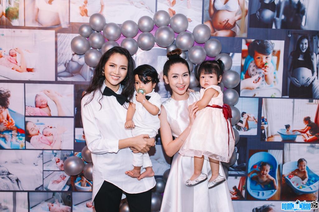 Diễn viên Diễm Châu cùng cô bạn - diễn viên Mai Mai trong tiệc thôi nôi của cậu con trai