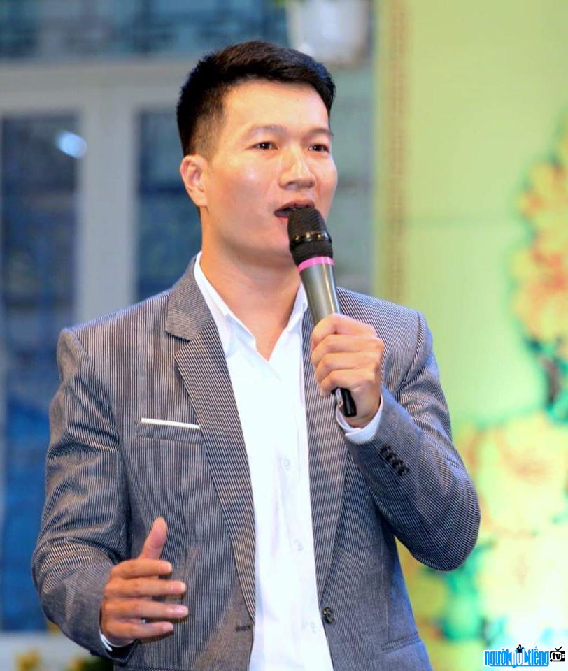  Singer Dzoan Minh performed in a recent show