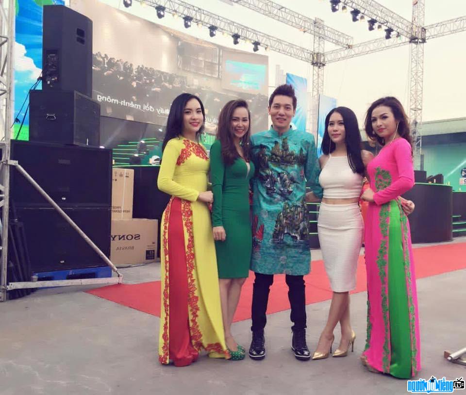  Singer Vy Thai with many other artists in a show in Long An