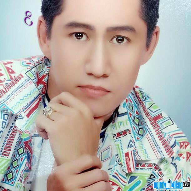  The image of singer Sy Ben at the beginning of his career