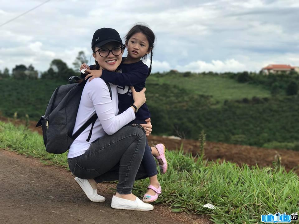 Thai Ngoc Bich with her young daughter