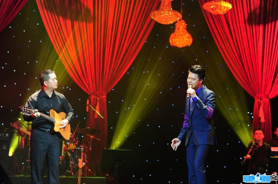 Một hình ảnh biểu diễn của nghệ sĩ Vĩnh Tâm cùng với ca sĩ Quang Dũng trên sân khấu