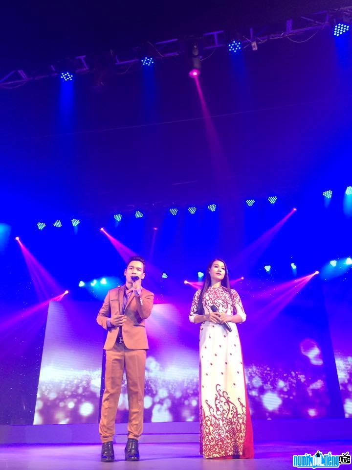 Picture of singer Khang Chan Thi duet with singer Duong Hong in the song "Doi reciprocate separation"