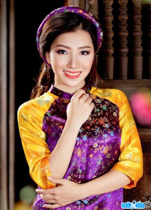  The charm in the ao dai of female singer Thuy Huyen