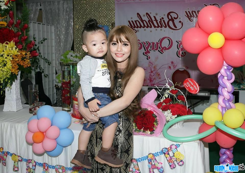  The image of female singer Hong Quyen at her birthday party recently
