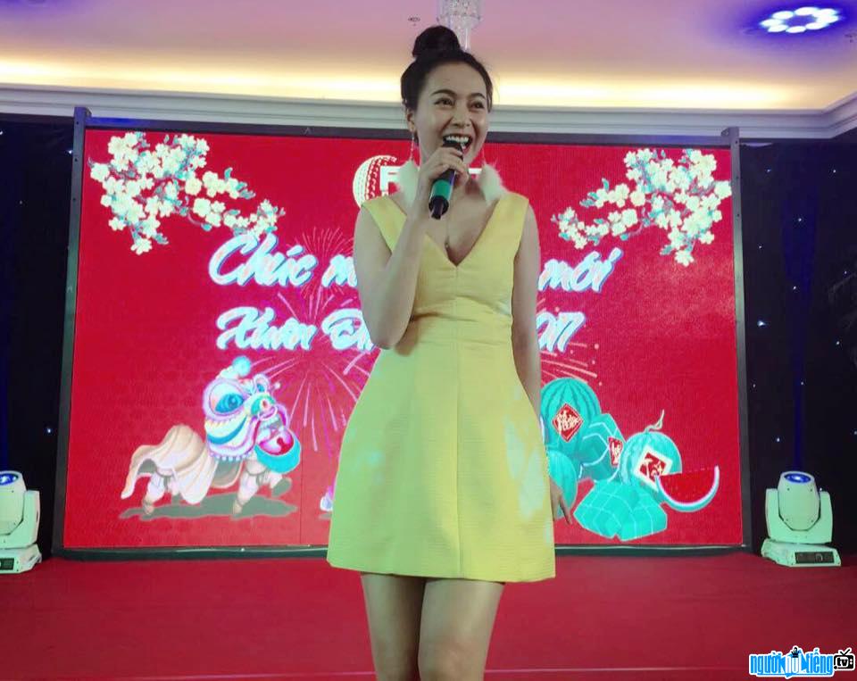 Hình ảnh ca sĩ Trần Mỹ Ngọc đang biểu diễn trên sân khấu