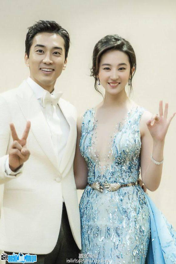 Lưu Diệc Phi cùng với Song Seung Hun