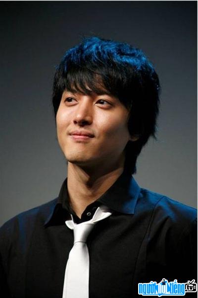  the romantic look of actor Lee Dong - gun