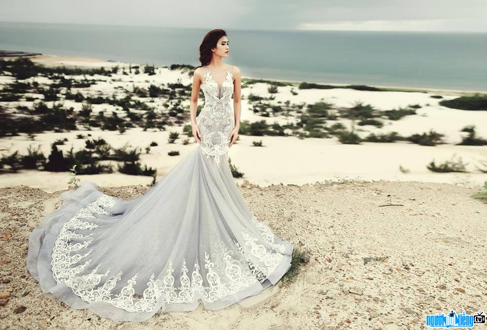 Hình ảnh người mẫu Nguyễn Oanh diện chiếc váy cưới đính 5000 viên pha lê