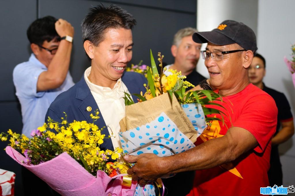 Huấn luyện viên Hoàng Anh Tuấn nhận hoa từ phía khán giả hâm mộ