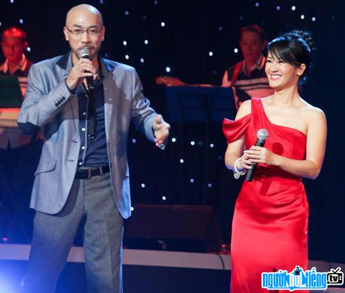  Trinh Nam Son duet with singer Hong Nhung