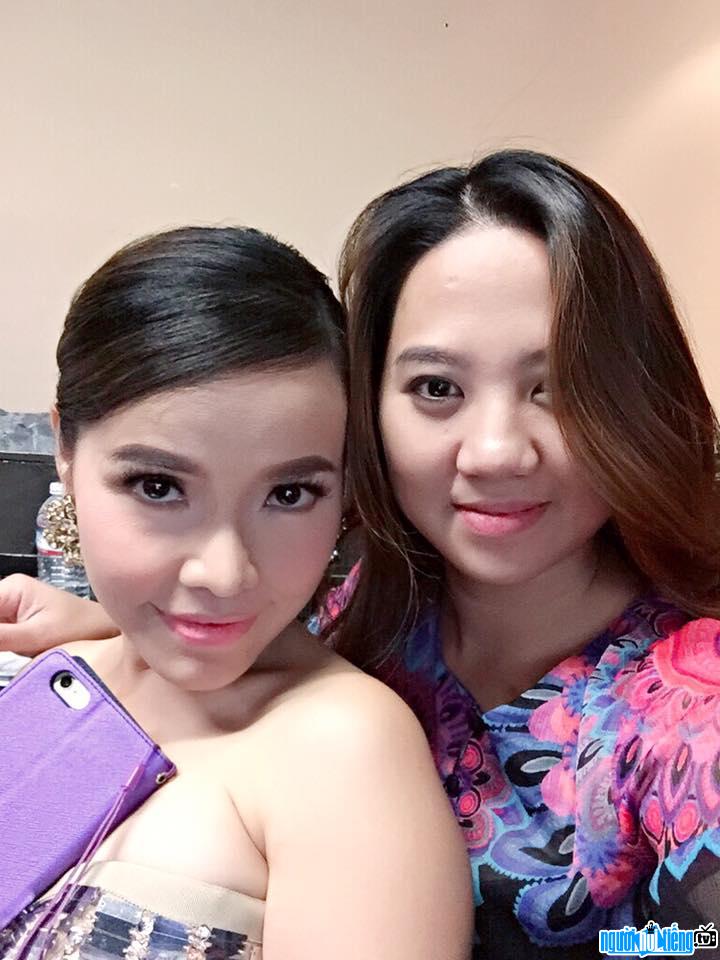  Ngoc Ha with colleagues in the recent Nguyen Anh 9 liveshow
