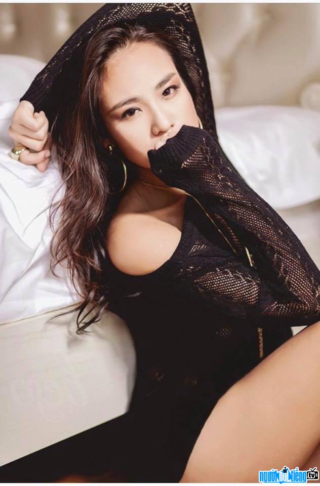  Sexy image of female singer Duyen Anh Idol