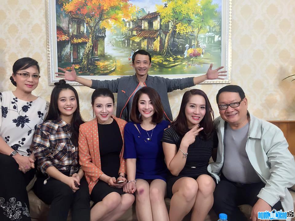  Thach Thu Huyen with the artists in the movie Two Golden Hearts