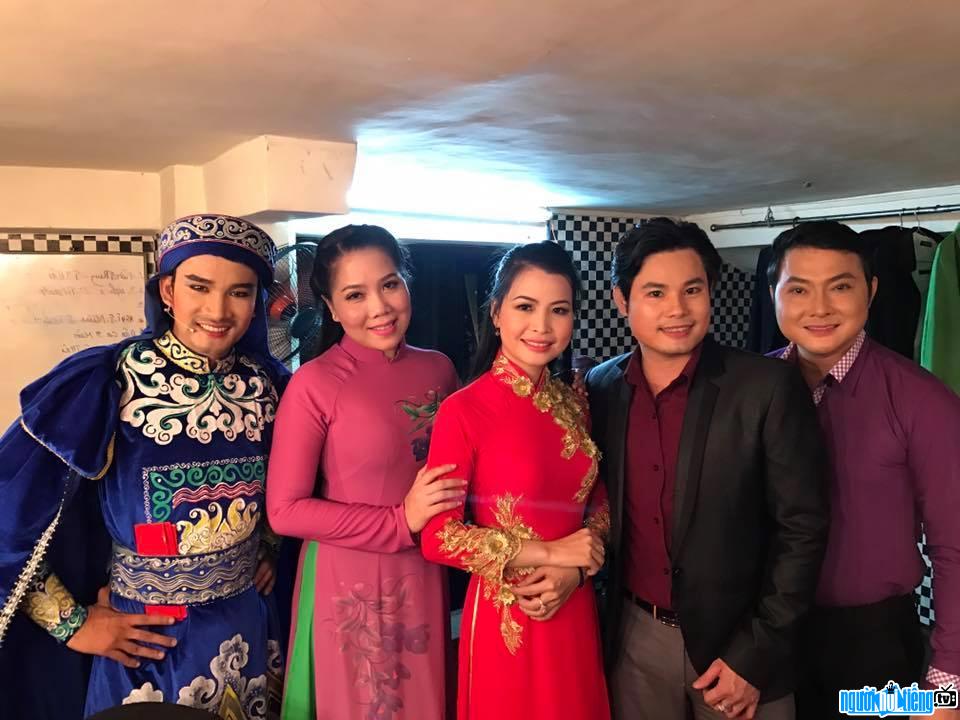  Bui Trung Dang and other artists backstage