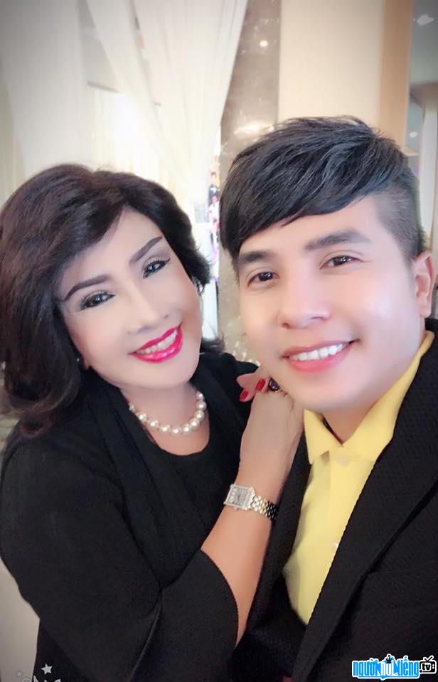  Singer Duong Dinh Tri and his mother