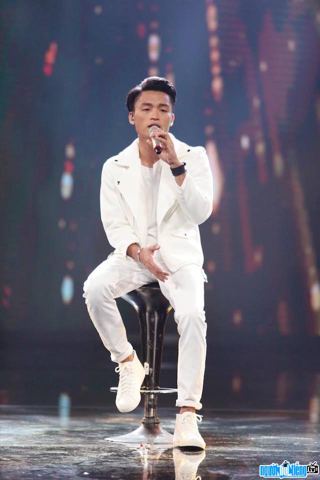  Image of Viet Thang performing on stage