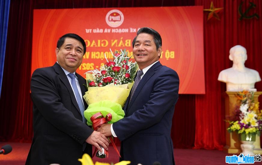 Bộ trưởng Bộ Kế hoạch và Đầu tư Bùi Quang Vinh trong ngày làm việc cuối cùng chuyển giao công việc cho ông Nguyễn Chí Dũng