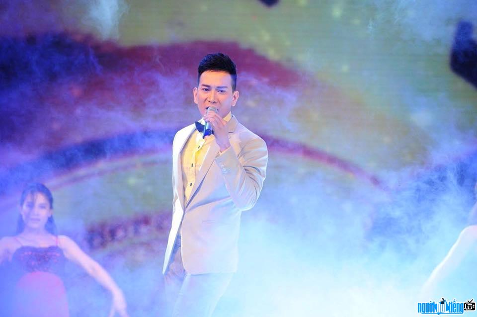  The image of singer Thai Thanh Hiep performing on stage