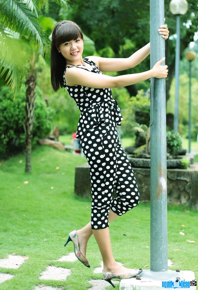  Simple image of young female singer Dong Nghi in daily life