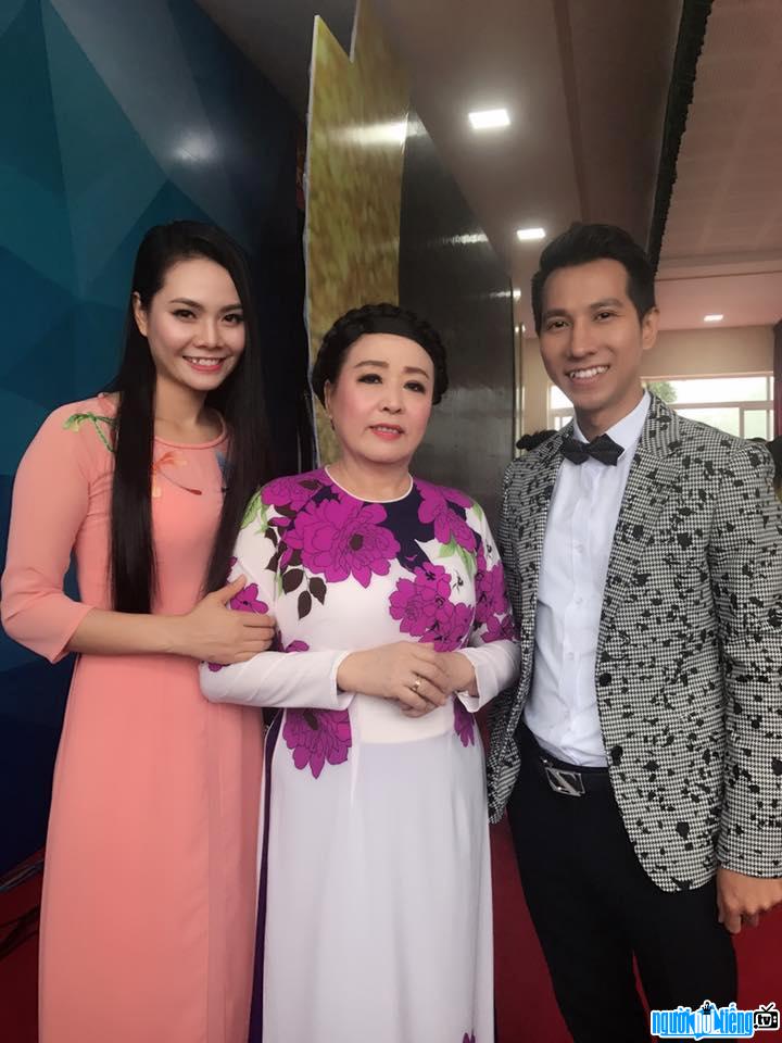 Singer Luong Nguyet Anh with people's artist Thu Hien and singer Le Anh Dung in a recent program this