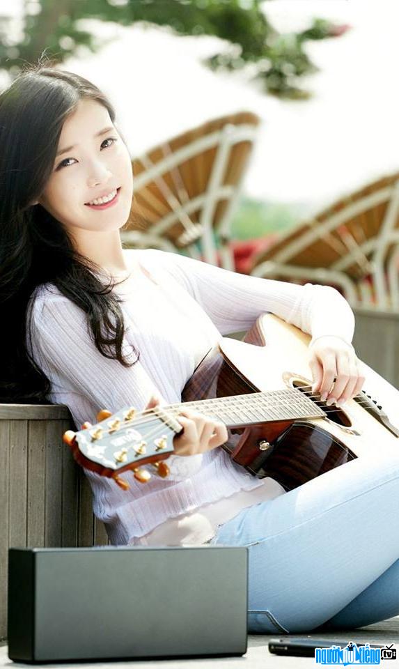  The gentle beauty of singer-songwriter IU