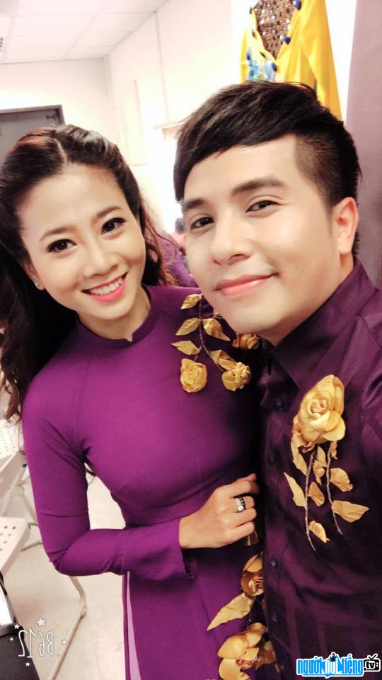  Duong Dinh Tri with MC - actor Mai Phuong