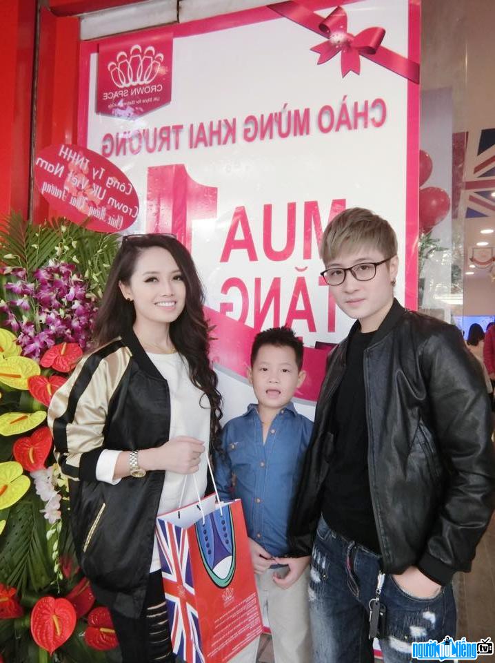  The current small family of female MC Ngoc Trang